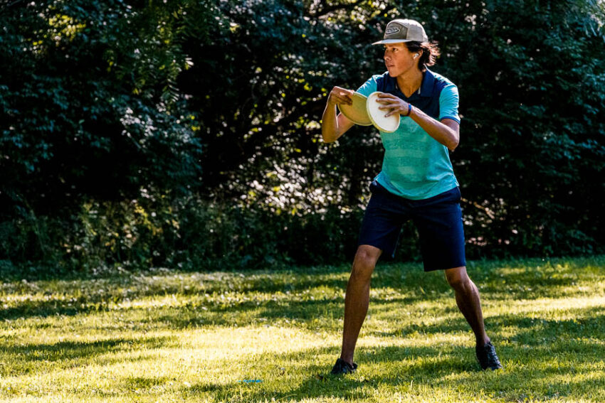 Anthony Barela putting in a disc golf tournament